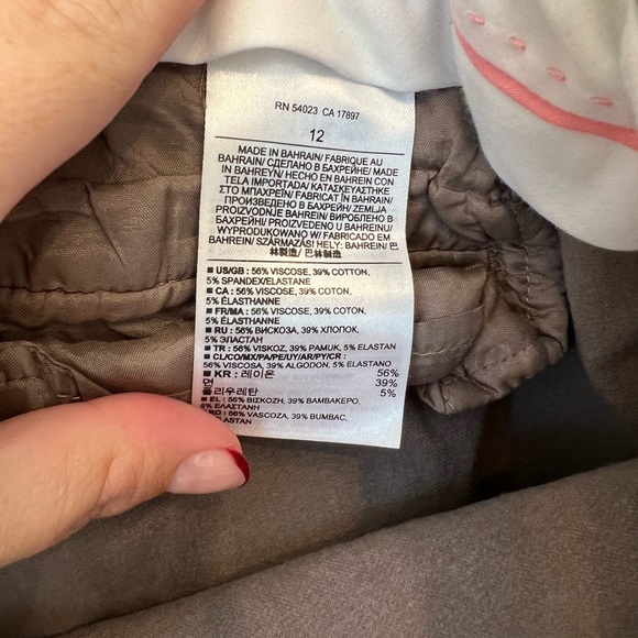 Banana Republic Sloan Fit Pant in Greige (Size 12) - Picture 5 of 5